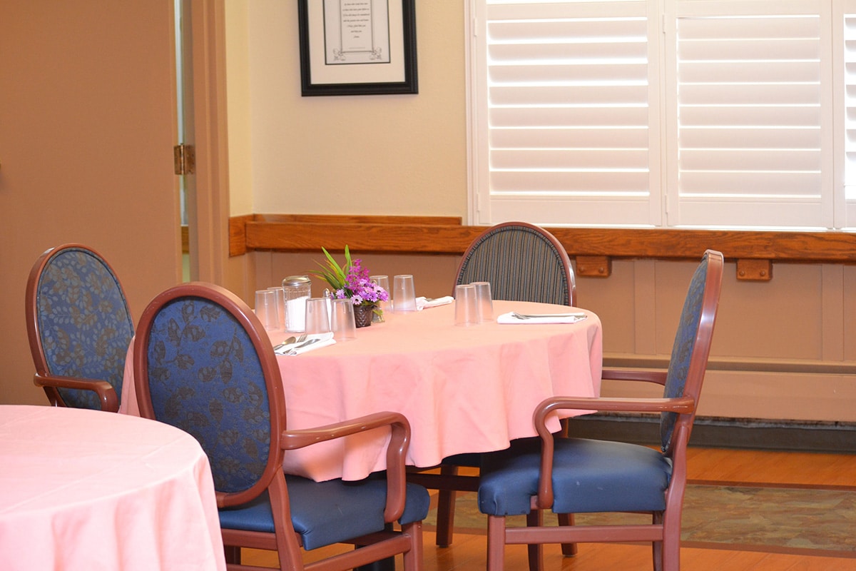dining and socializing room at the Amberwood facility
